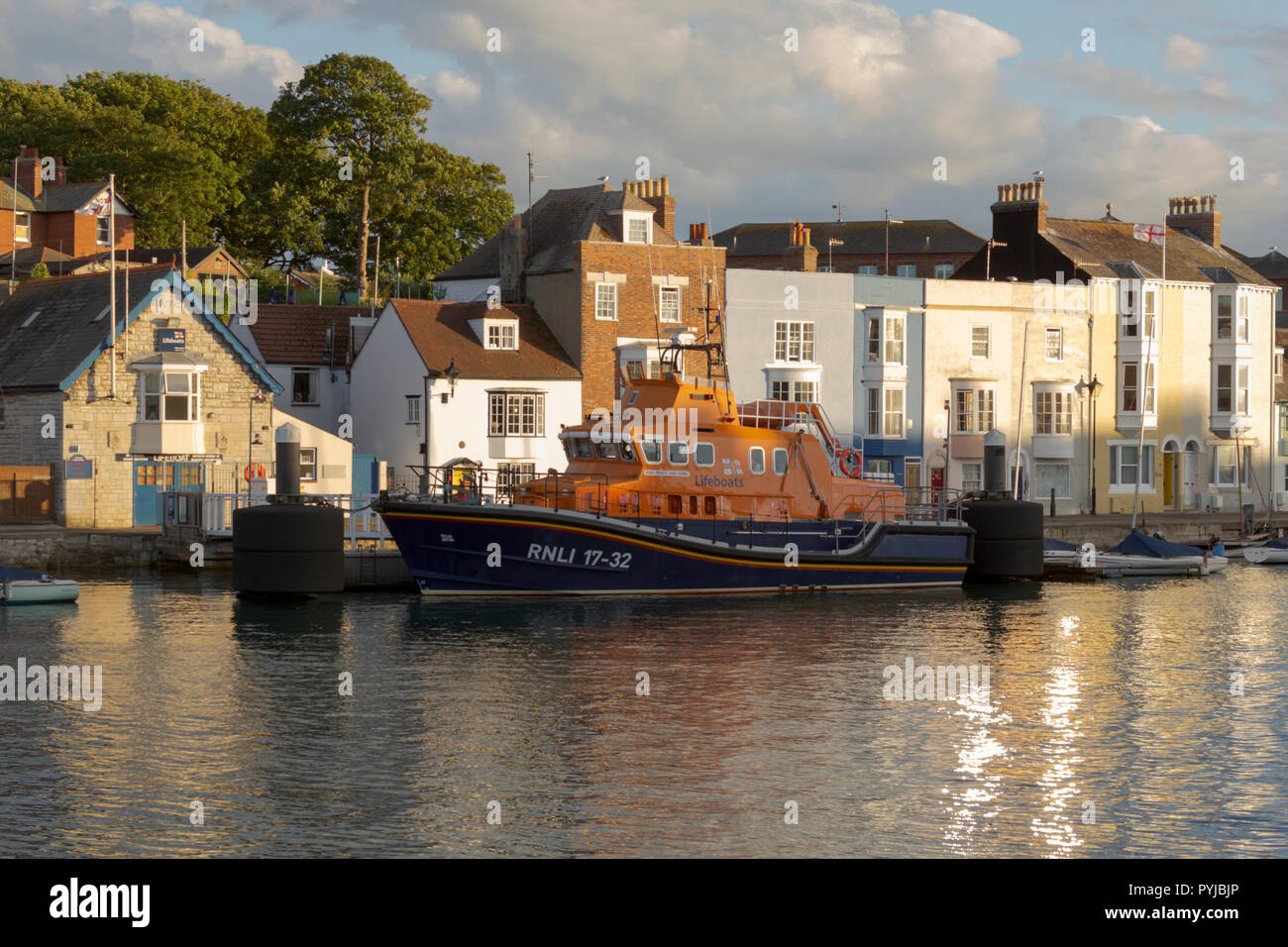 La vie de la RNLI embarcation, Weymouth, Royaume-Uni. 10 août, 2018. Météo britannique. Lumière du soir à la vie de la RNLI Voile, Weymouth, Dorset. Banque D'Images