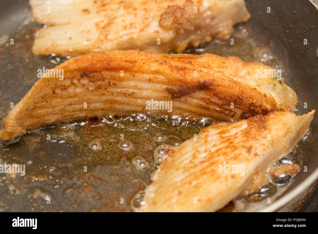 Sections d'ailes d'une ondulée ray ray, Raja undulata, friture en beurre noir. Ray les extensions sont parfois appelés ailes de raie au Royaume-Uni si le s Banque D'Images