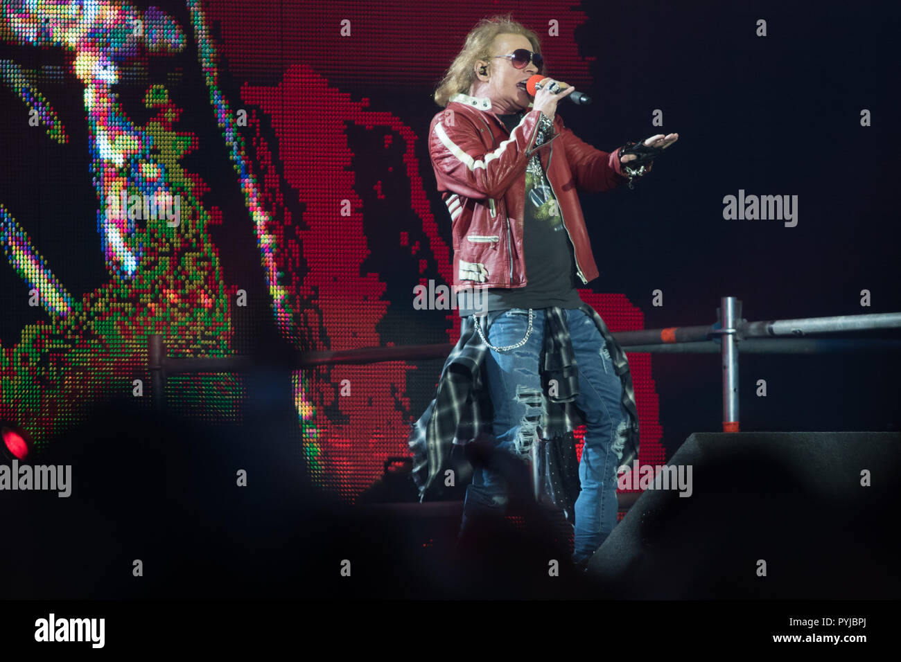 Guns N' Roses effectuer dans le pas dans cette vie Tour à Passeio Marítimo de Algés, à Lisbonne, Portugal. Banque D'Images