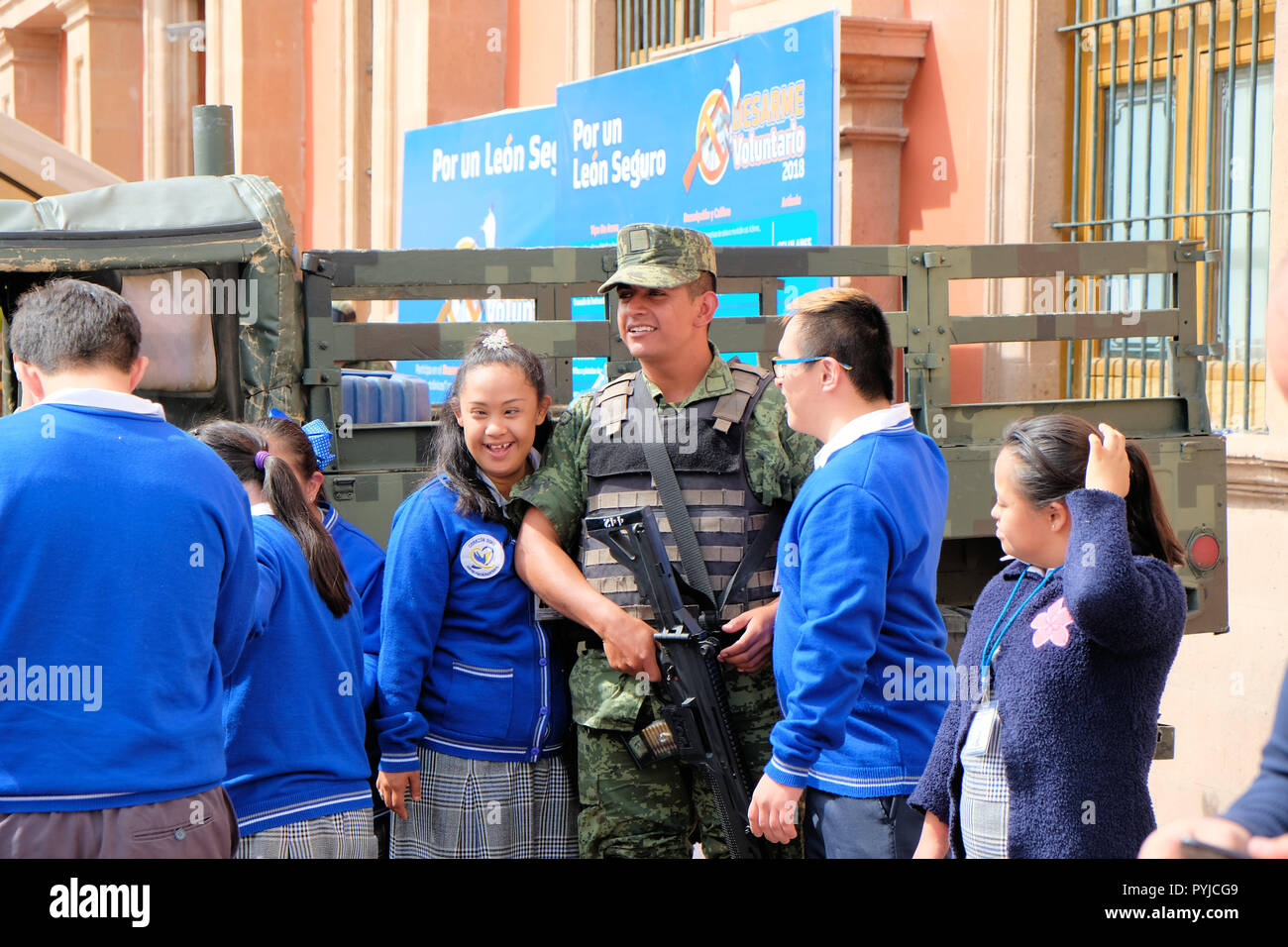 Les membres de l'armée mexicaine salue et posent avec des enfants ayant des besoins spéciaux, en visitant le centre-ville de Leon, Guanajuato, Mexique, dans le cadre d'une sortie scolaire. Banque D'Images