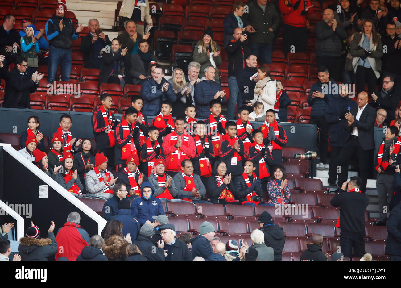 Les 12 garçons qui étaient coincés dans une grotte en Thaïlande avec leur entraîneur de football plus tôt cette année dans les stands avant la Premier League match à Old Trafford, Manchester. Banque D'Images