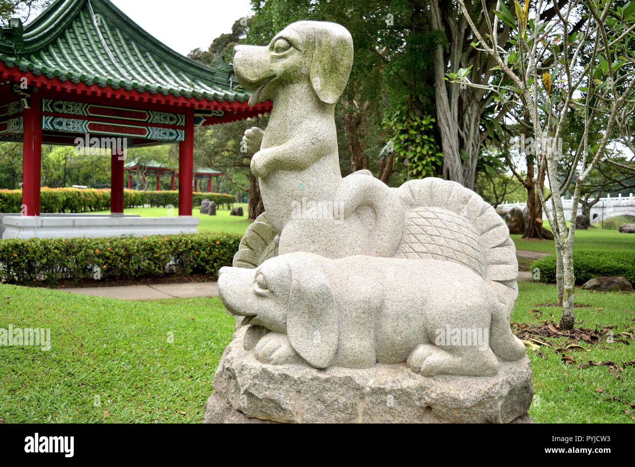 Singapour - 28 octobre 2018 : sculpture représentant le signe du chien dans le calendrier chinois Banque D'Images