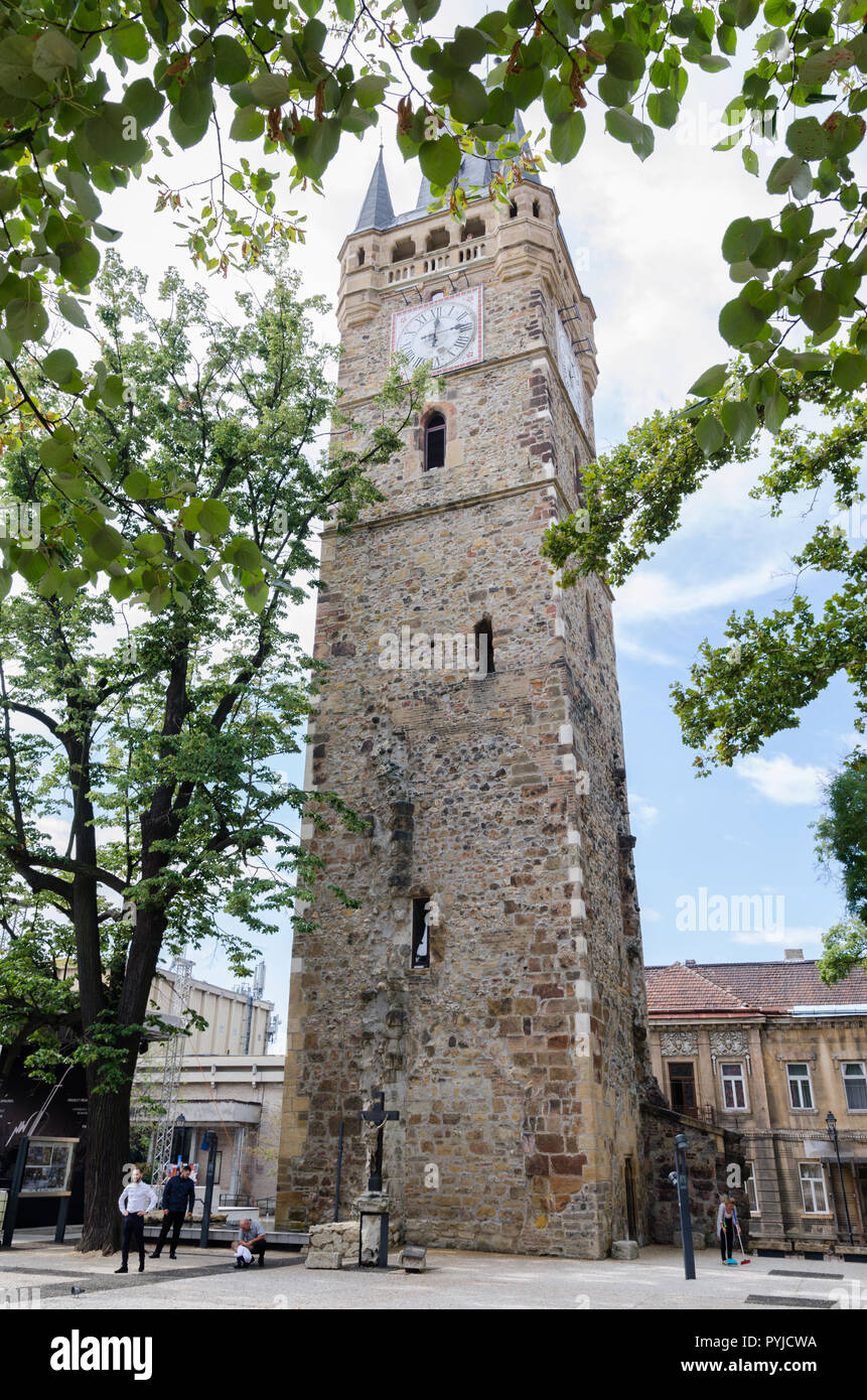 Une vieille église du moyen âge construit par les colons allemands dans Middle-Europe, tour de l'horloge en Transylvanie, Roumanie - patrimoine culturel européen Banque D'Images