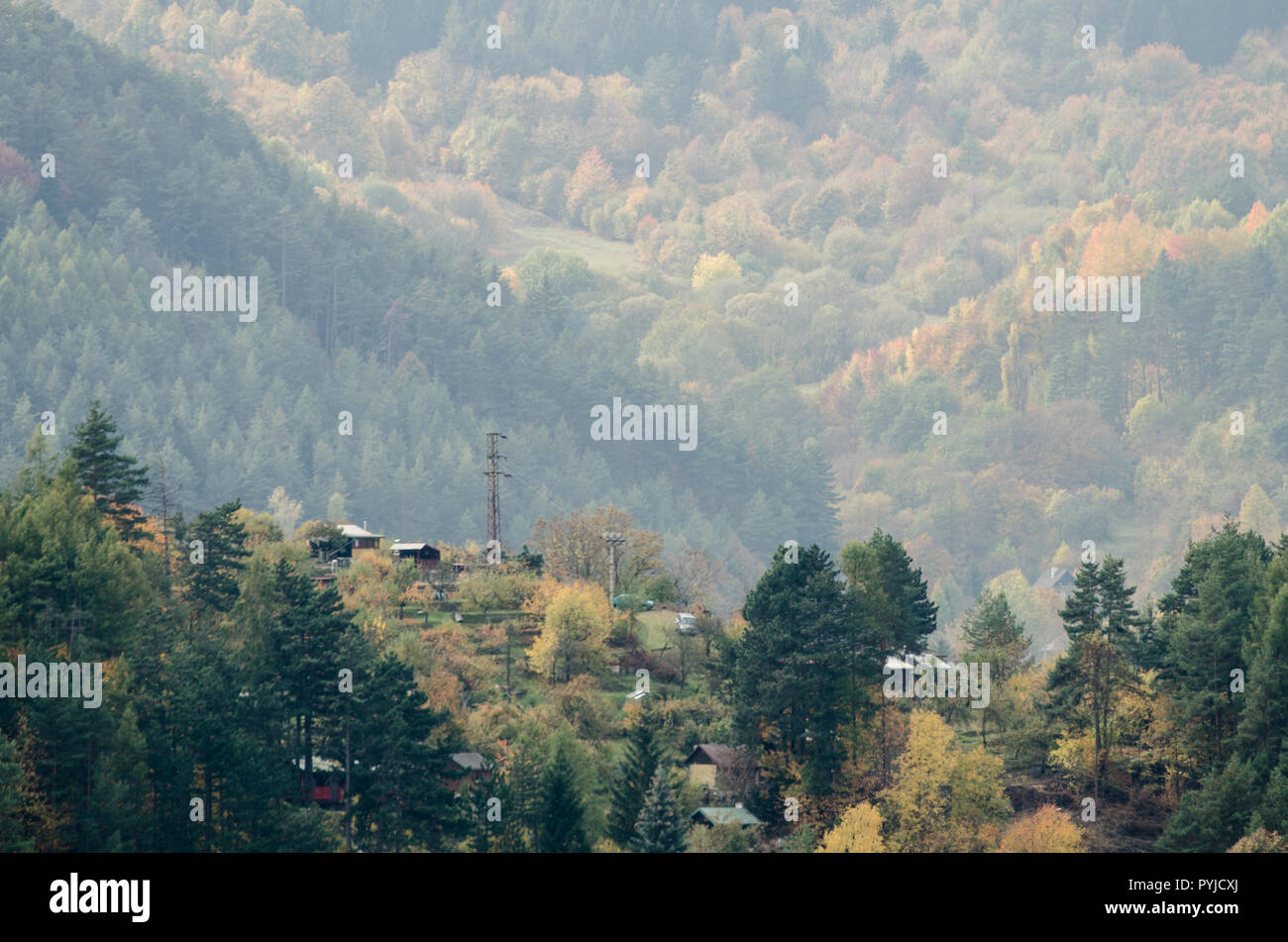 Petites cabines à la montagne - paysage de forêt d'automne à partir de la Slovaquie Banque D'Images