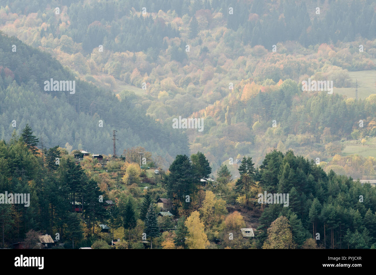 Petites cabines à la montagne - paysage de forêt d'automne à partir de la Slovaquie Banque D'Images