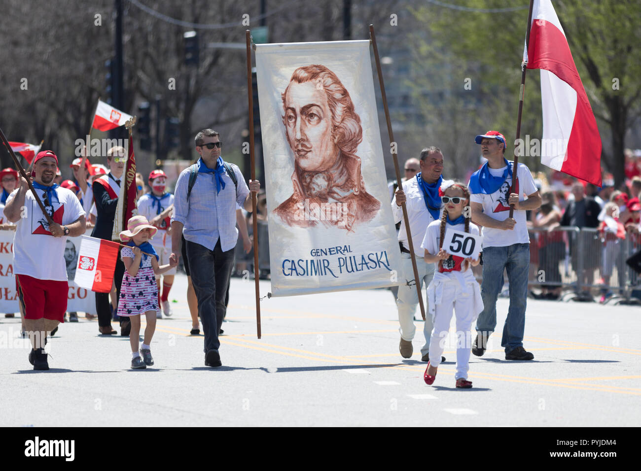 Chicago, Illinois, USA - 5 mai 2018 : La Constitution polonaise Day Parade, le polonais hommes tenant le portrait du général Casimir Pulaski avec drapeaux polonais Banque D'Images