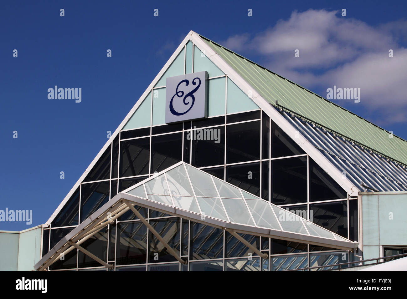 La structure en verre du toit de l'entrée principale de l'gyle shopping centre à Édimbourg Banque D'Images