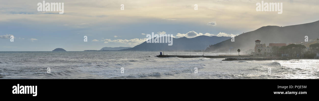 Loano côte Paysage avec l'île Gallinara, old pier sunset ligurie, italie. Banque D'Images