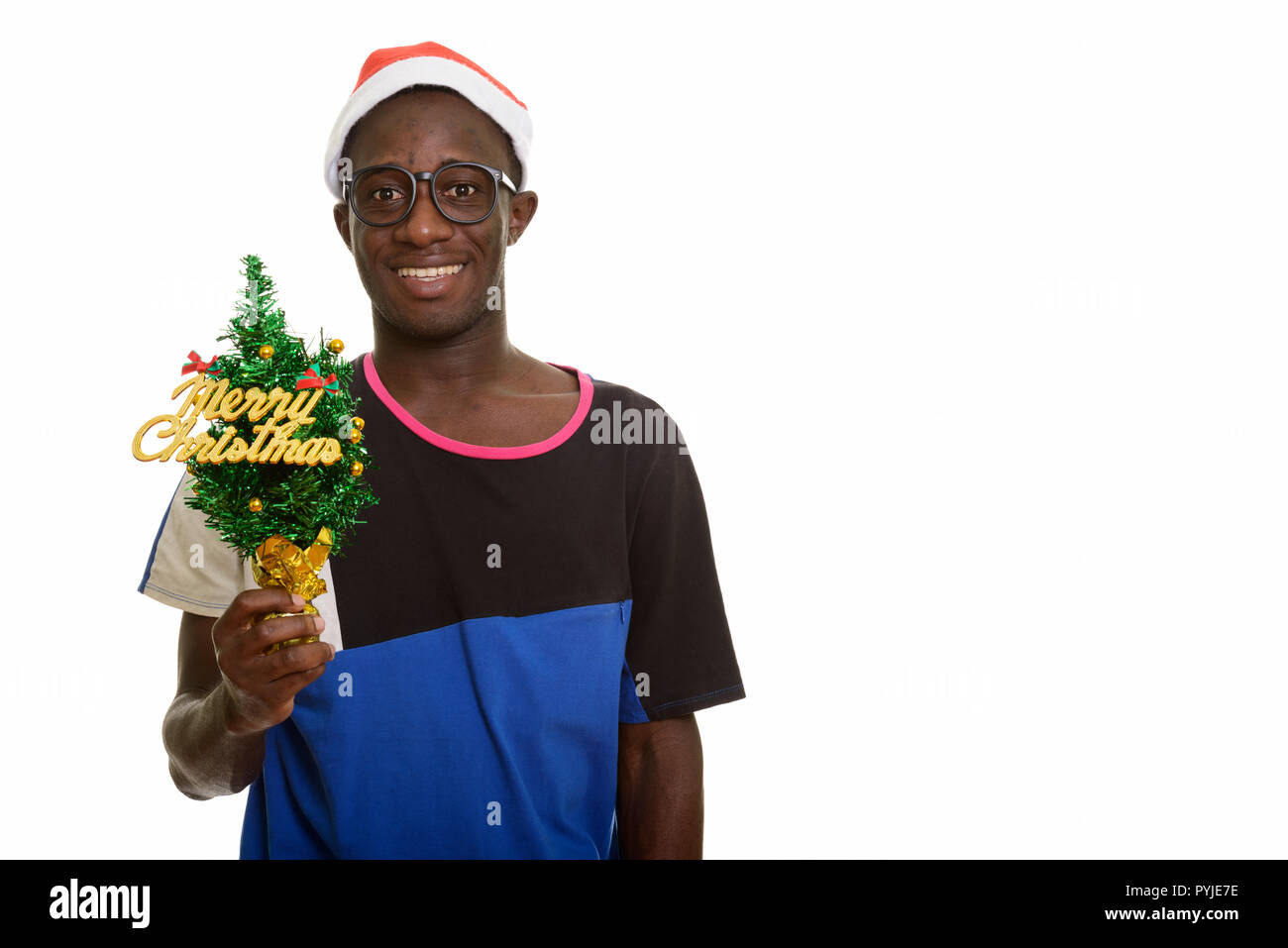 Les jeunes professionnels African man smiling en maintenant Joyeux Noël tr Banque D'Images