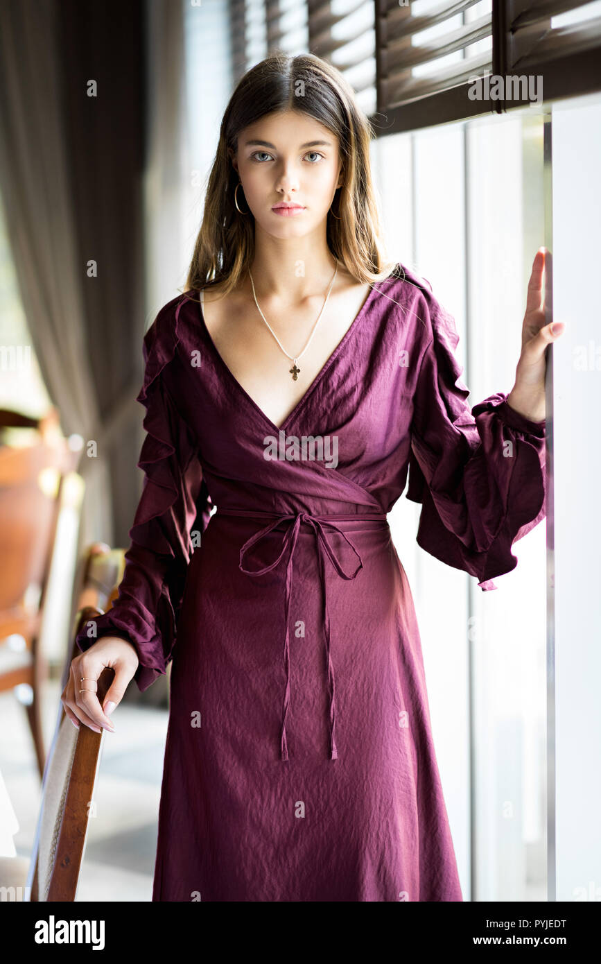 Photo d'une belle fille de l'intérieur du restaurant Banque D'Images