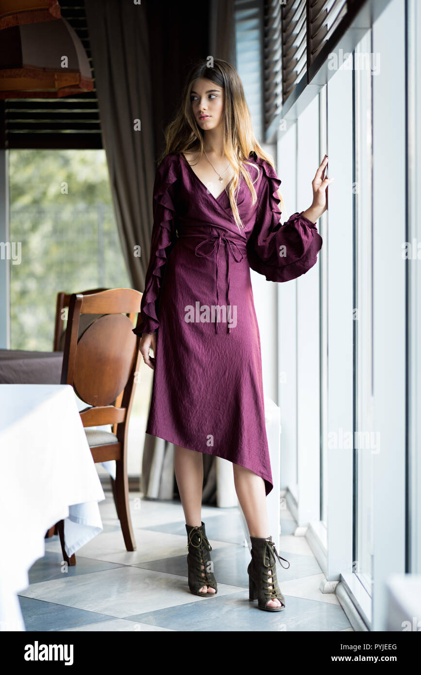 Photo d'une belle fille de l'intérieur du restaurant Banque D'Images