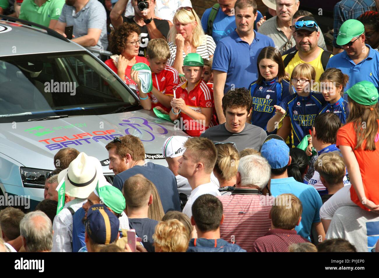 Geraint Thomas de signer des autographes pour les spectateurs à la fin de la 1re étape du Tour de Bretagne 2018 dans la ville de Newport South Wales GB UK 2018 Banque D'Images