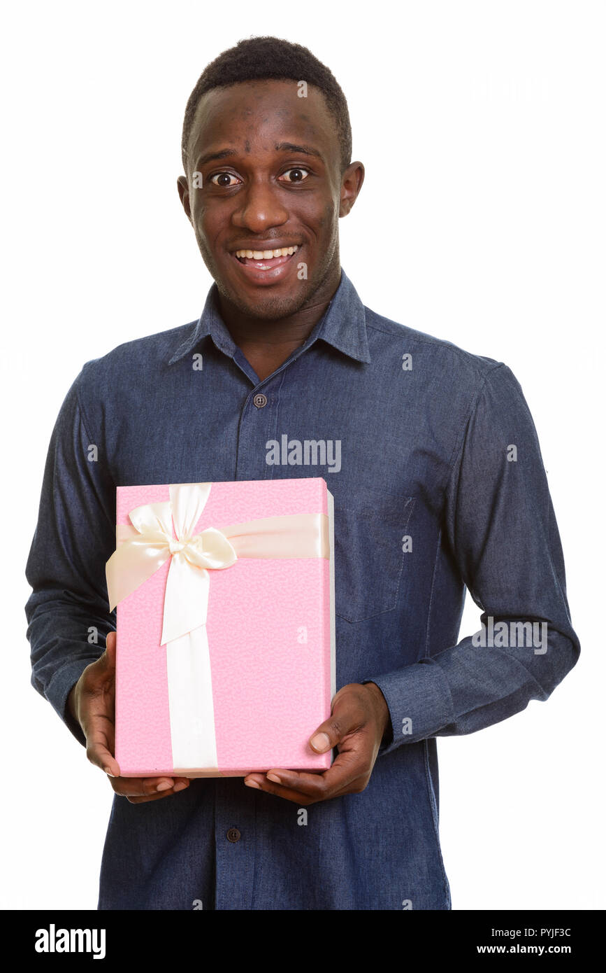 Les jeunes professionnels African man smiling and holding gift box Banque D'Images