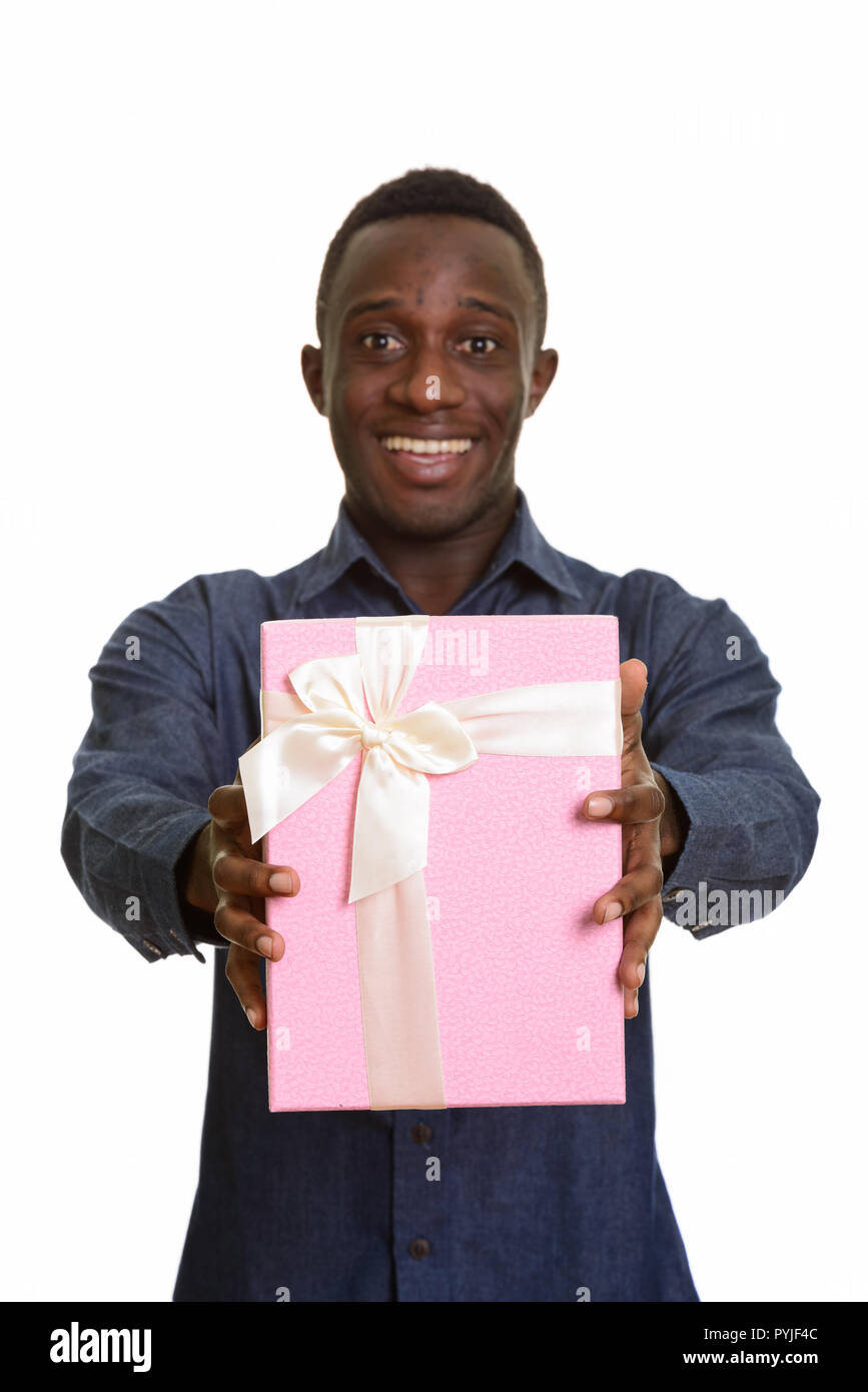 Les jeunes professionnels African man smiling et giving gift box Banque D'Images