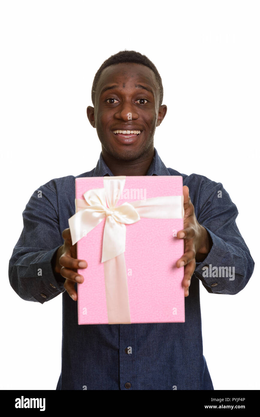 Beau happy African man smiling et giving gift box Banque D'Images