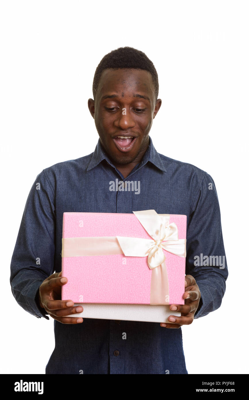 Les jeunes professionnels African man smiling et ouverture de boîte-cadeau Banque D'Images
