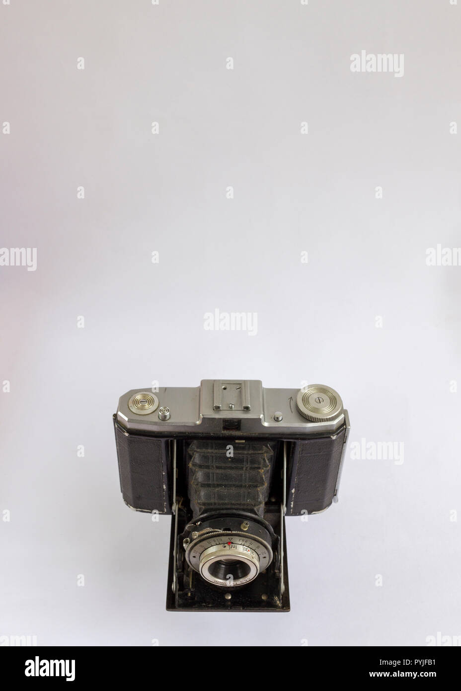 Vue de dessus et en face d'un ancien appareil photo à soufflet repliable avec espace pour copier en haut Banque D'Images