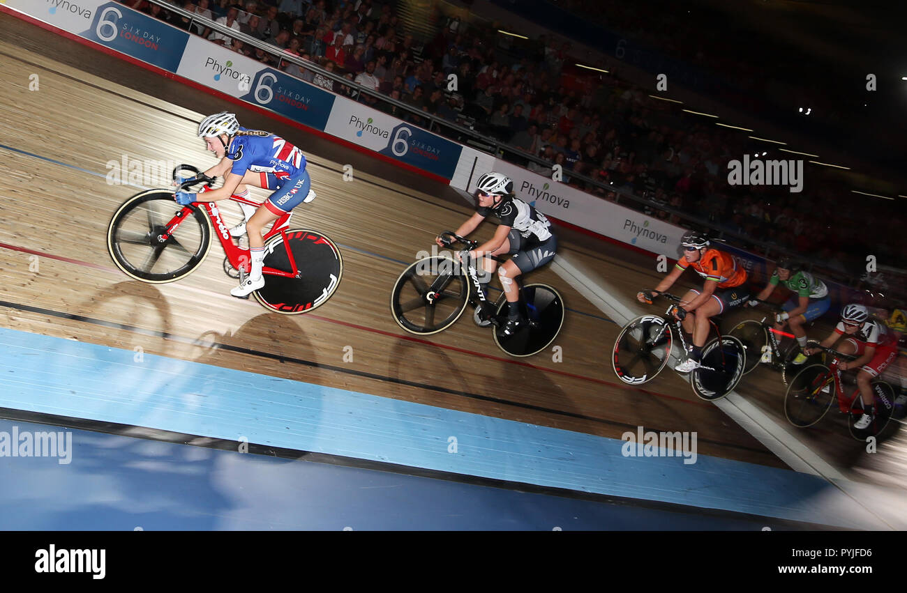 Great Britain's Elinor Barker dans la Women's 20km Madison pendant six jours de la série de six jours à Lee Valley Velopark, Londres. Banque D'Images