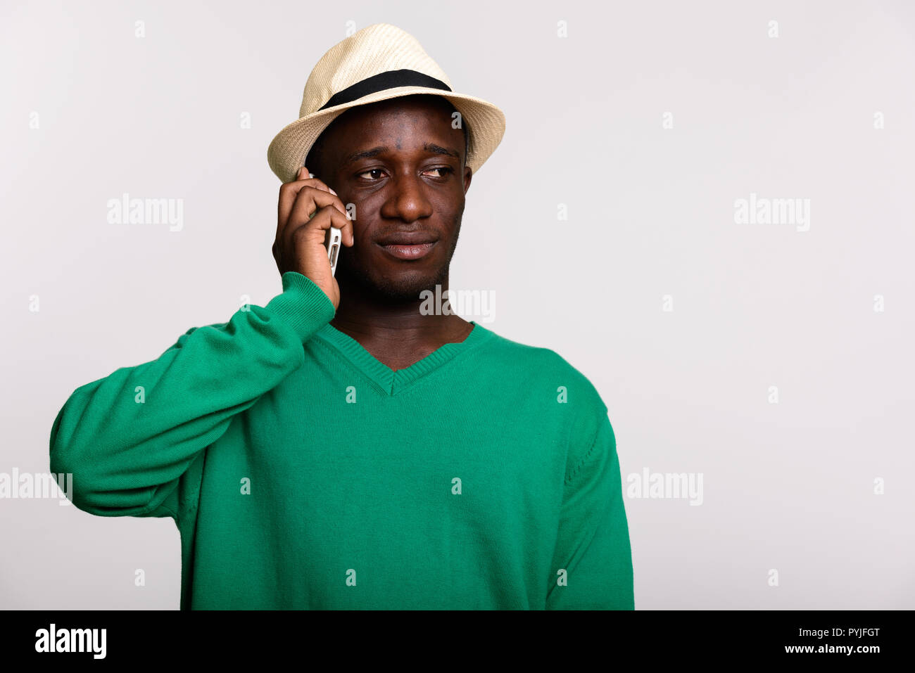 Young African man talking on mobile phone en pensant Banque D'Images