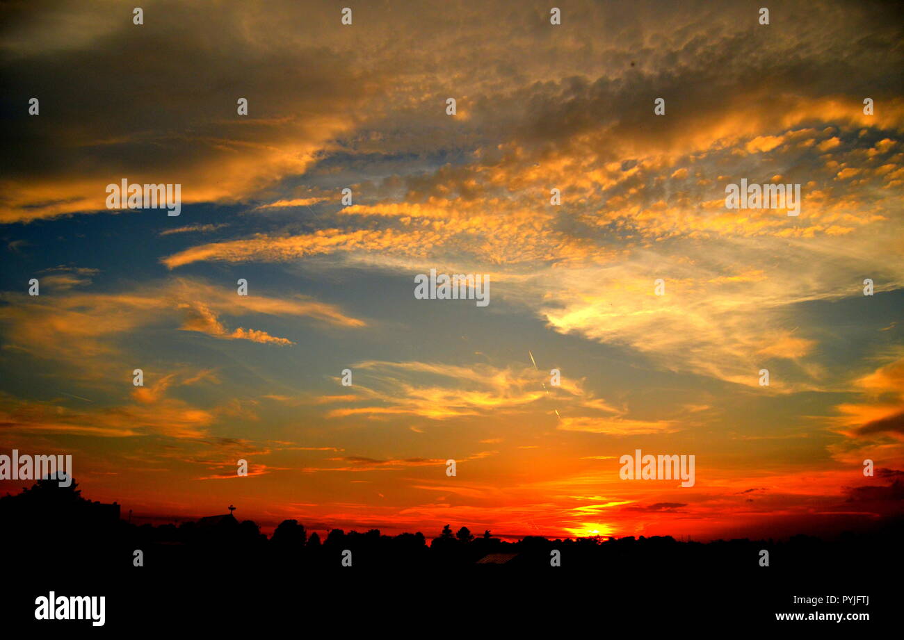 Coucher du soleil avec un mélange de plusieurs couleurs, comme blanc bleu orange noir Banque D'Images