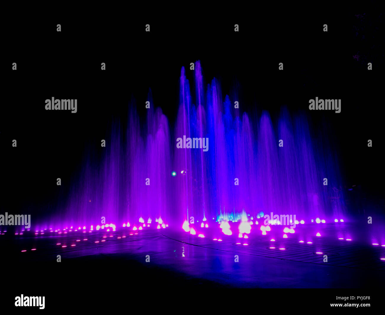 Grandes décoratif de couleur à jet d'eau danse spectacle de fontaine de lumière LED de nuit Banque D'Images