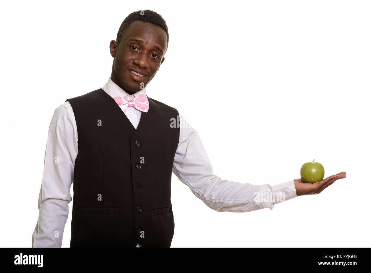 Les jeunes Africains heureux waiter smiling and holding green apple Banque D'Images