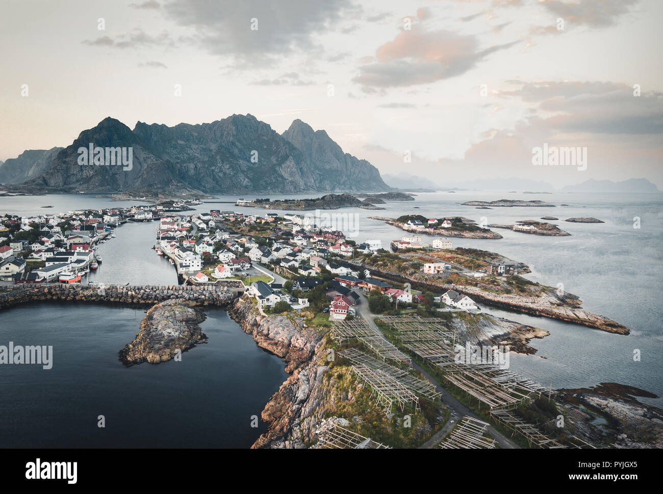 Vue aérienne de Henningsvær, son terrain de football et les montagnes en arrière-plan. Henningsvær est un village de pêcheurs situé sur plusieurs petites isl Banque D'Images