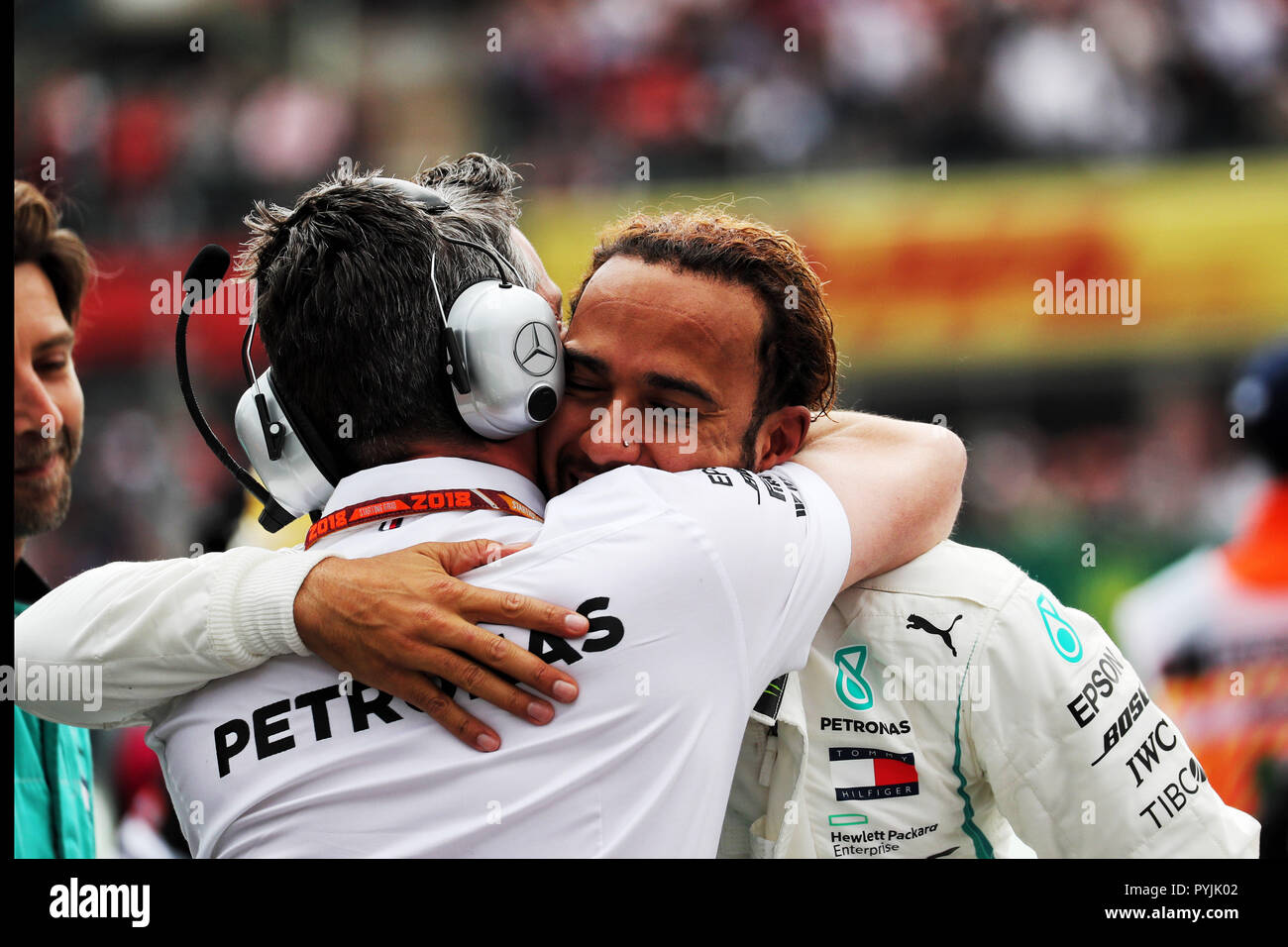 Mercedes Lewis Hamilton célèbre avec un membre du personnel de Mercedes après avoir remporté le championnat des pilotes de Formule 1 au cours de la Grand Prix 2018 Le Mexique à l'Autodromo Hermanos Rodriguez à Mexico. Banque D'Images