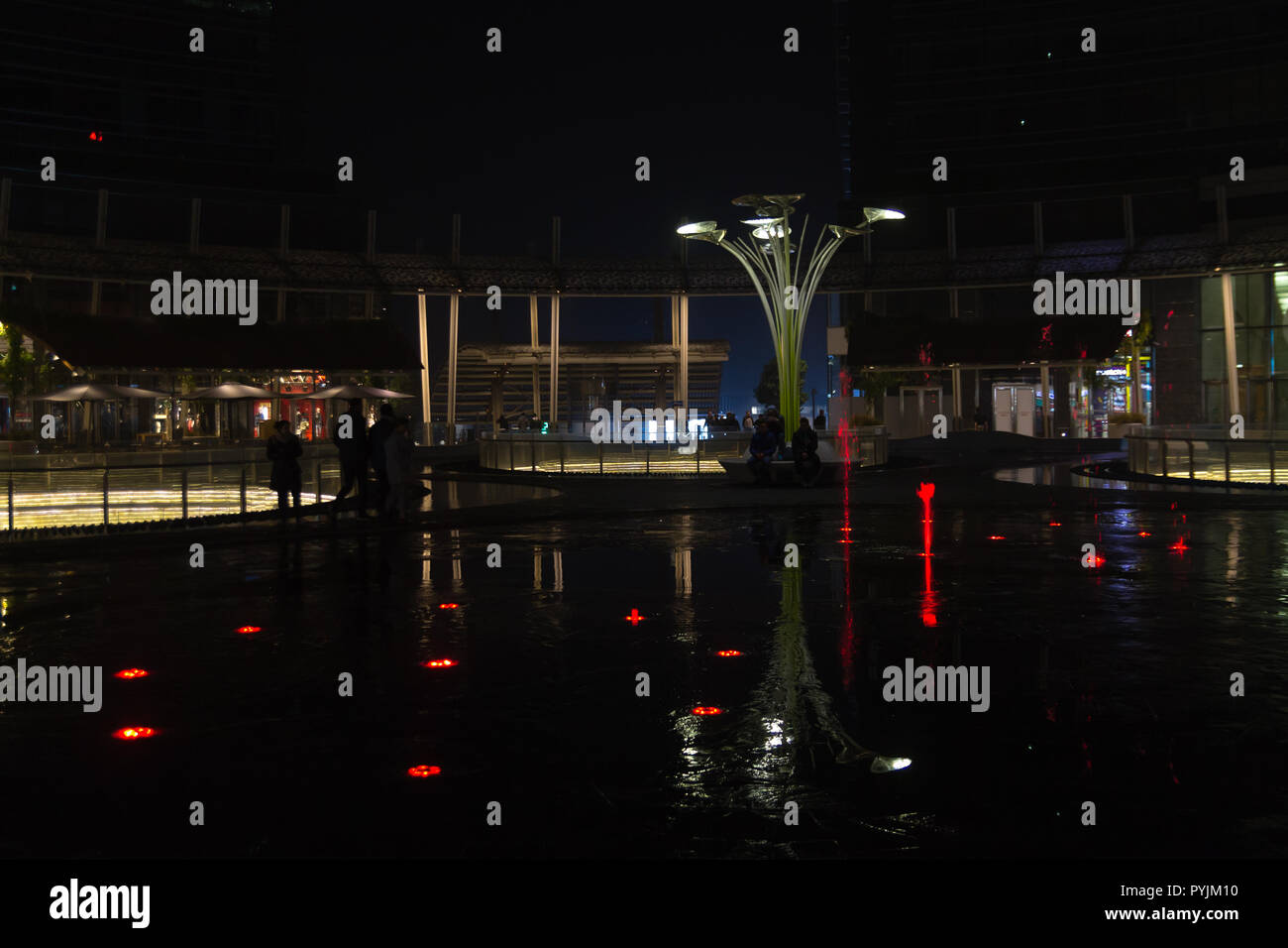 MILAN, ITALIE - 30 octobre 2016 : financial district Vue de nuit. L'eau des fontaines illuminées. Les gratte-ciel modernes dans Gae Aulenti square. La banque Unicredit à Banque D'Images