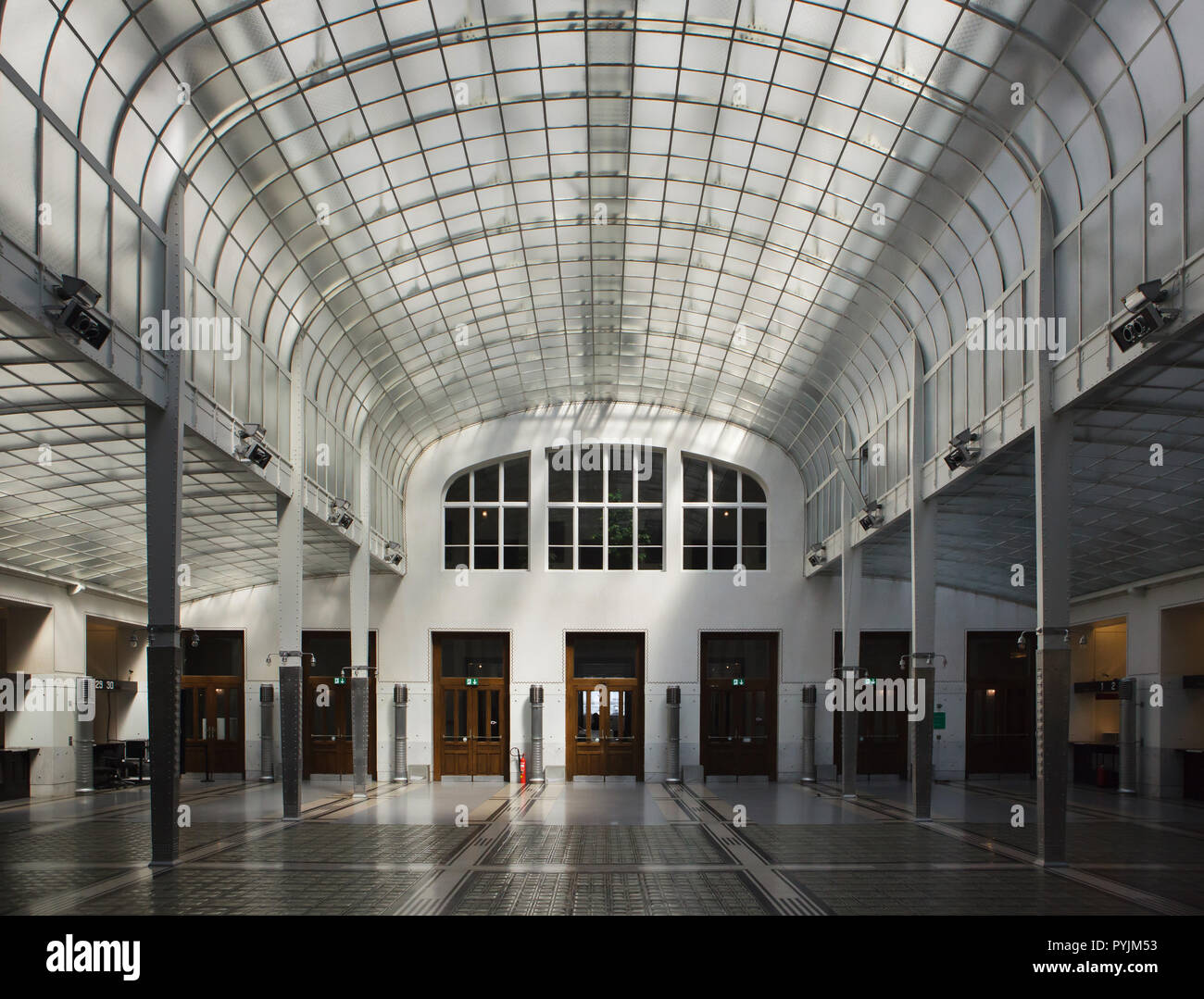 Grand hall (trésorerie) Kassensaal Großer dans l'Österreichische Postsparkasse (Banque d'épargne postale autrichienne) conçu par l'architecte autrichien Otto Wagner (1906) à Vienne, Autriche. Banque D'Images