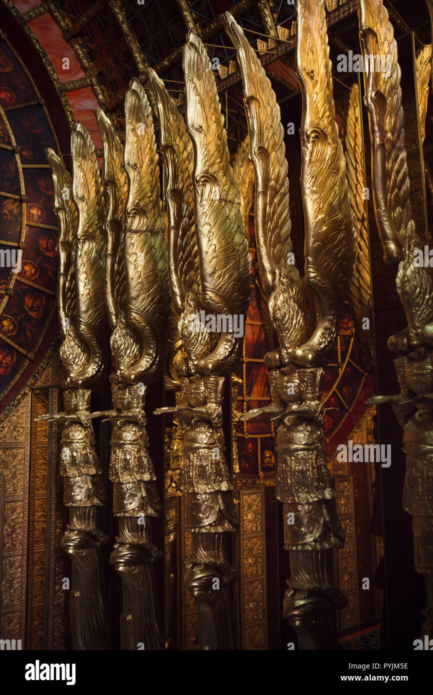 Intérieur de la Maison Fontaine (Brunnenhaus) conçu par l'artiste autrichien Ernst Fuchs (1992-1996) dans le jardin de l'Ernst Fuchs Museum de Vienne, en Autriche. Le musée est situé dans l'ancienne Villa Wagner je conçu par l'architecte autrichien Otto Wagner et construit en 1886-1888 dans le district de Hütteldorf. Le bâtiment a été acquis et reconstruite par Ernst Fuchs dans les années 1970. Banque D'Images