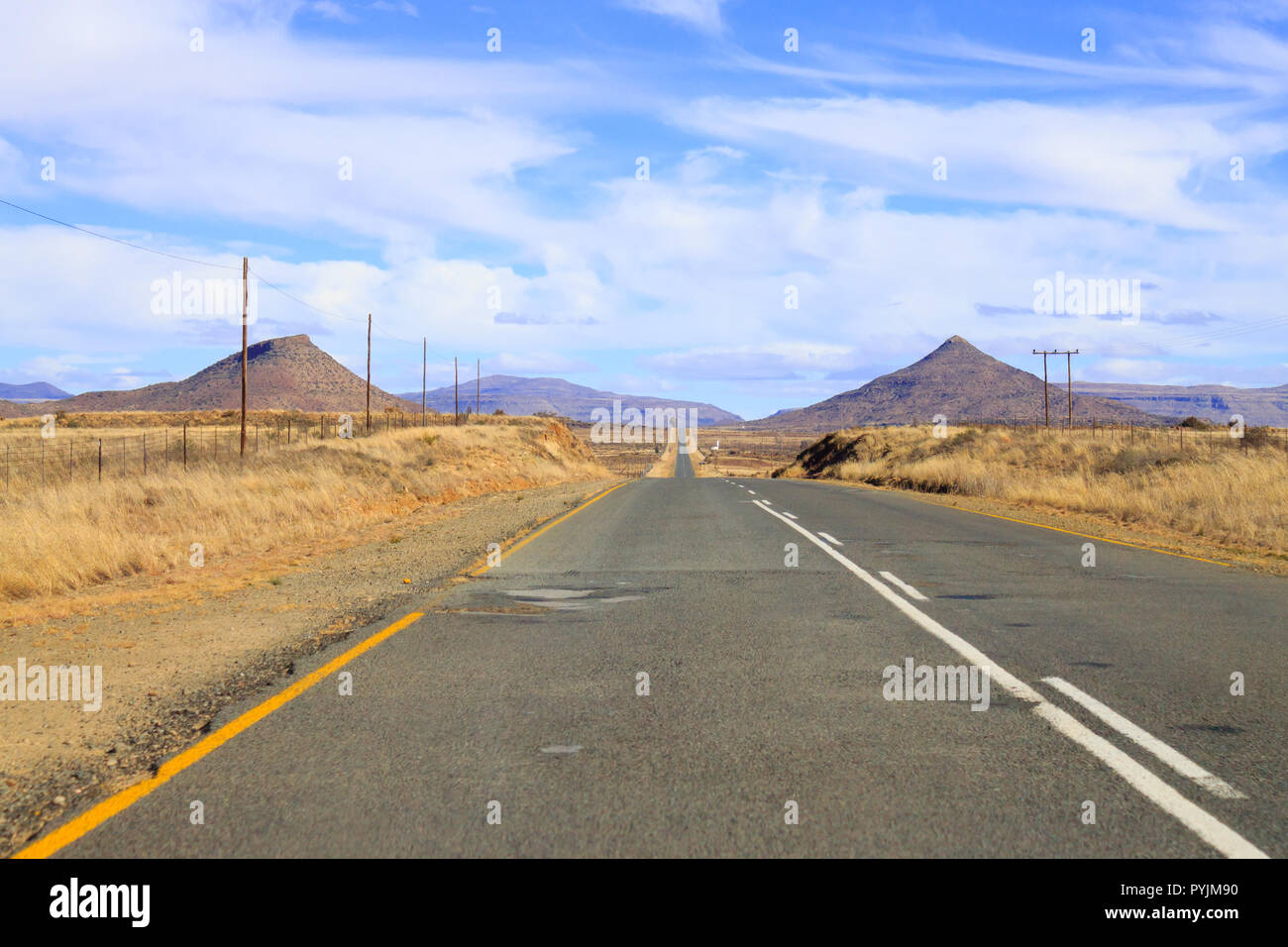 Route de perspective Etat libre d'Orange. Sur la route de Karoo, Afrique du Sud. Paysage africain. Arrière-plan de voyage Banque D'Images