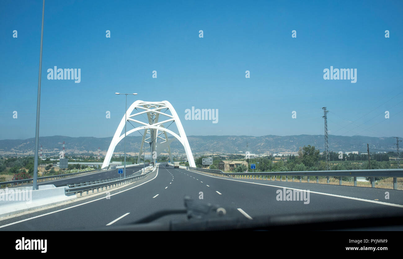 Cordoue, Espagne - 10 juillet 2018 : Conduite par Ibn Abbas Firnas Bridge près de la ville de Cordoba. Vue depuis l'intérieur de la voiture. Conçu par JL Manzanares Banque D'Images