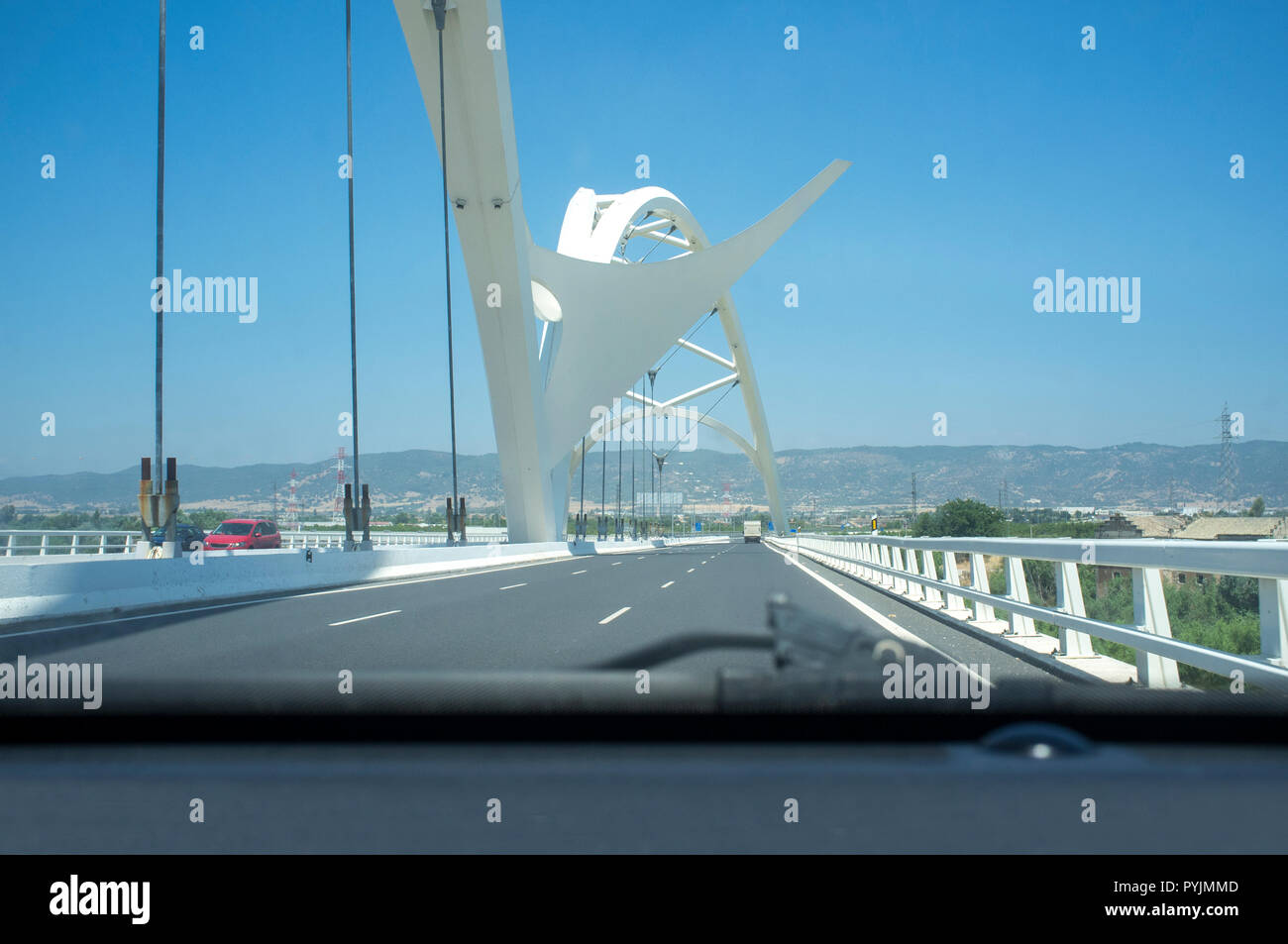 Cordoue, Espagne - 10 juillet 2018 : Conduite par Ibn Abbas Firnas Bridge près de la ville de Cordoba. Vue depuis l'intérieur de la voiture. Conçu par JL Manzanares Banque D'Images