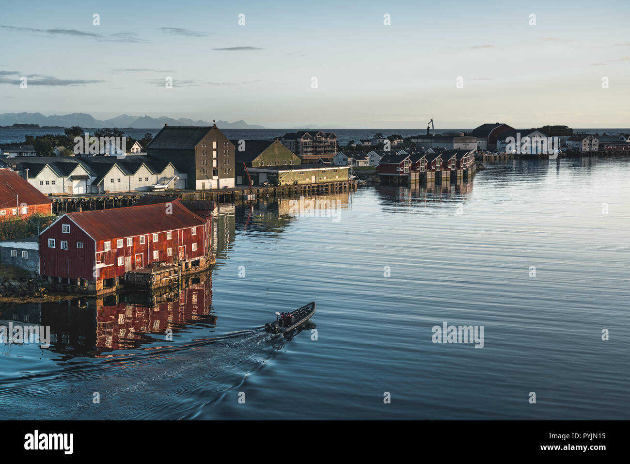 Svolvaer, Norvège - Septembre 2018 : Bateaux du port au bord de l'eau avec des montagnes en arrière-plan. Svolvaer est un village de pêcheurs et touristique ville loc Banque D'Images