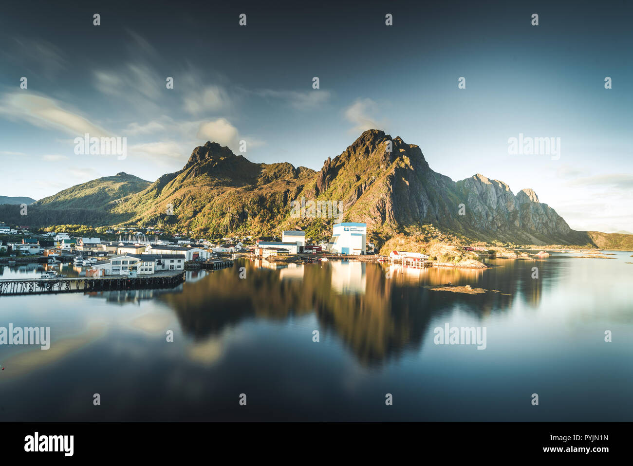 Svolvaer, Norvège - Septembre 2018 : Bateaux du port au bord de l'eau avec des montagnes en arrière-plan. Svolvaer est un village de pêcheurs et touristique ville loc Banque D'Images