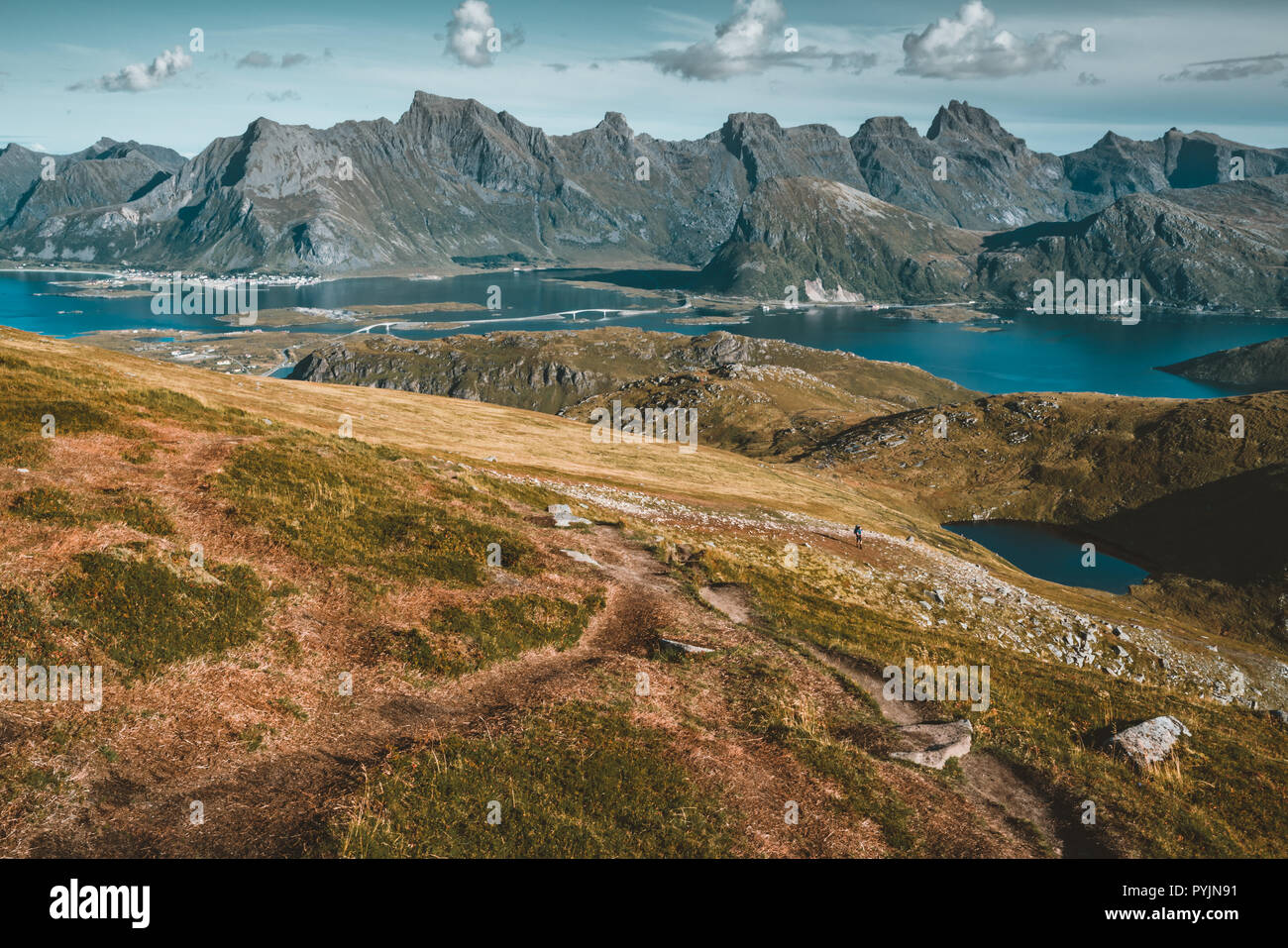 Vue de Kvalvika plage depuis le mont Ryten à îles Lofoten en Norvège sur un fond bleu et journée ensoleillée avec quelques nuages. Photo prise en Norvège. Banque D'Images