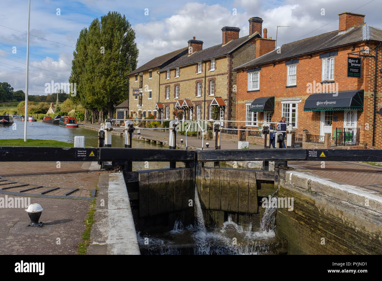 Vue sur l'écluse du canal à Canal Museum, à Stoke Bruerne sur le Grand Union Canal, Northampton, Angleterre Banque D'Images