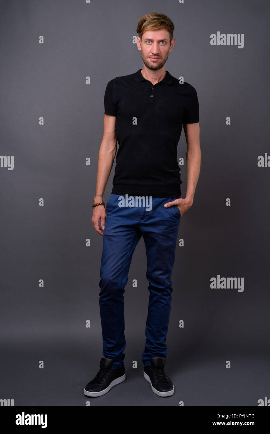 Portrait d'homme barbu blond contre l'arrière-plan gris Banque D'Images