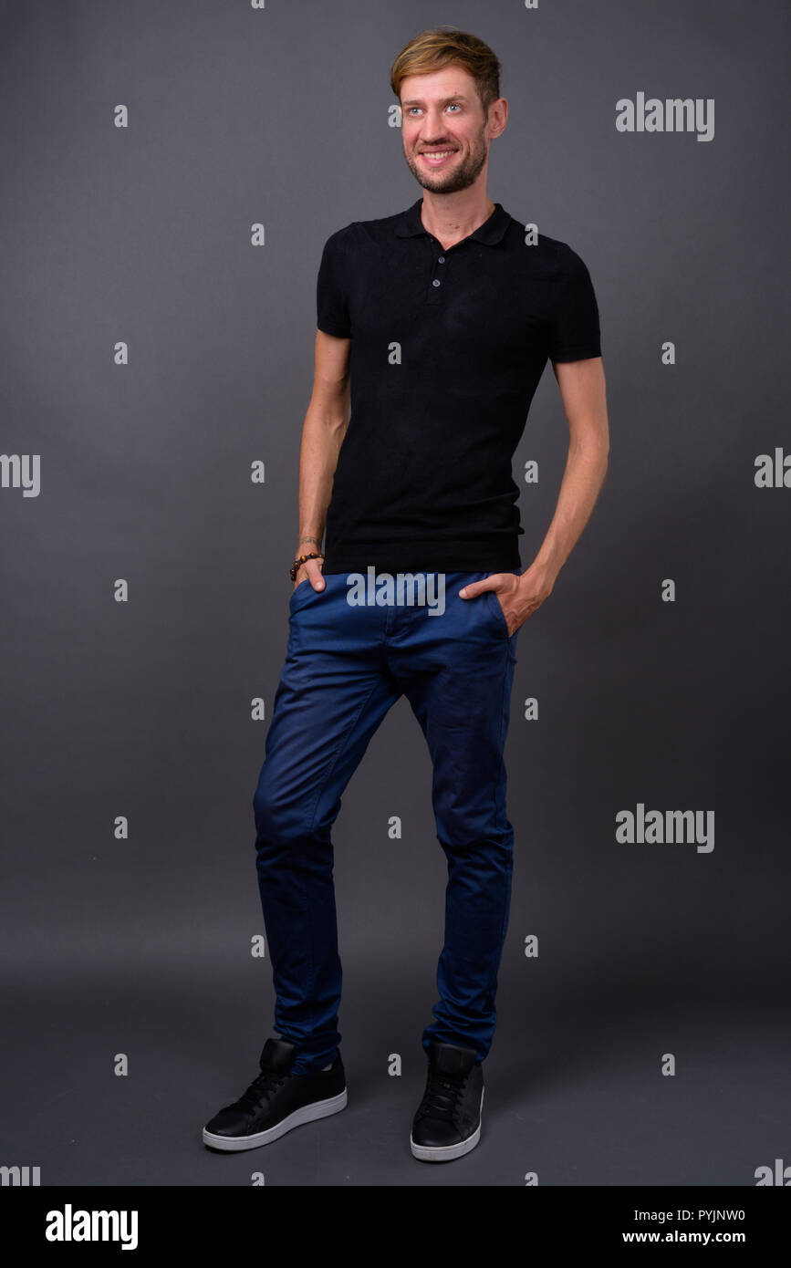 Portrait d'homme barbu blond contre l'arrière-plan gris Banque D'Images