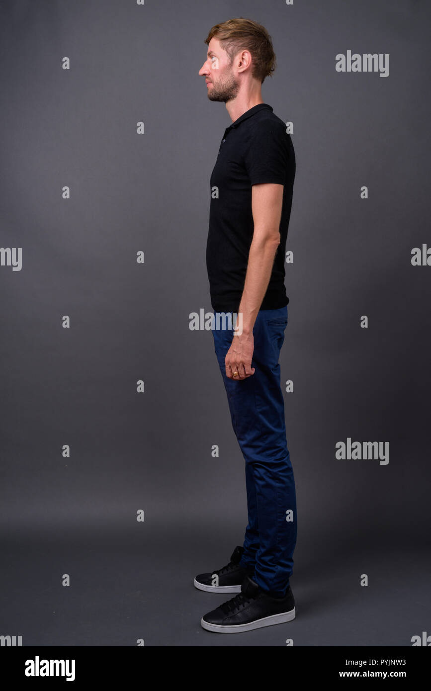 Portrait d'homme barbu blond contre l'arrière-plan gris Banque D'Images