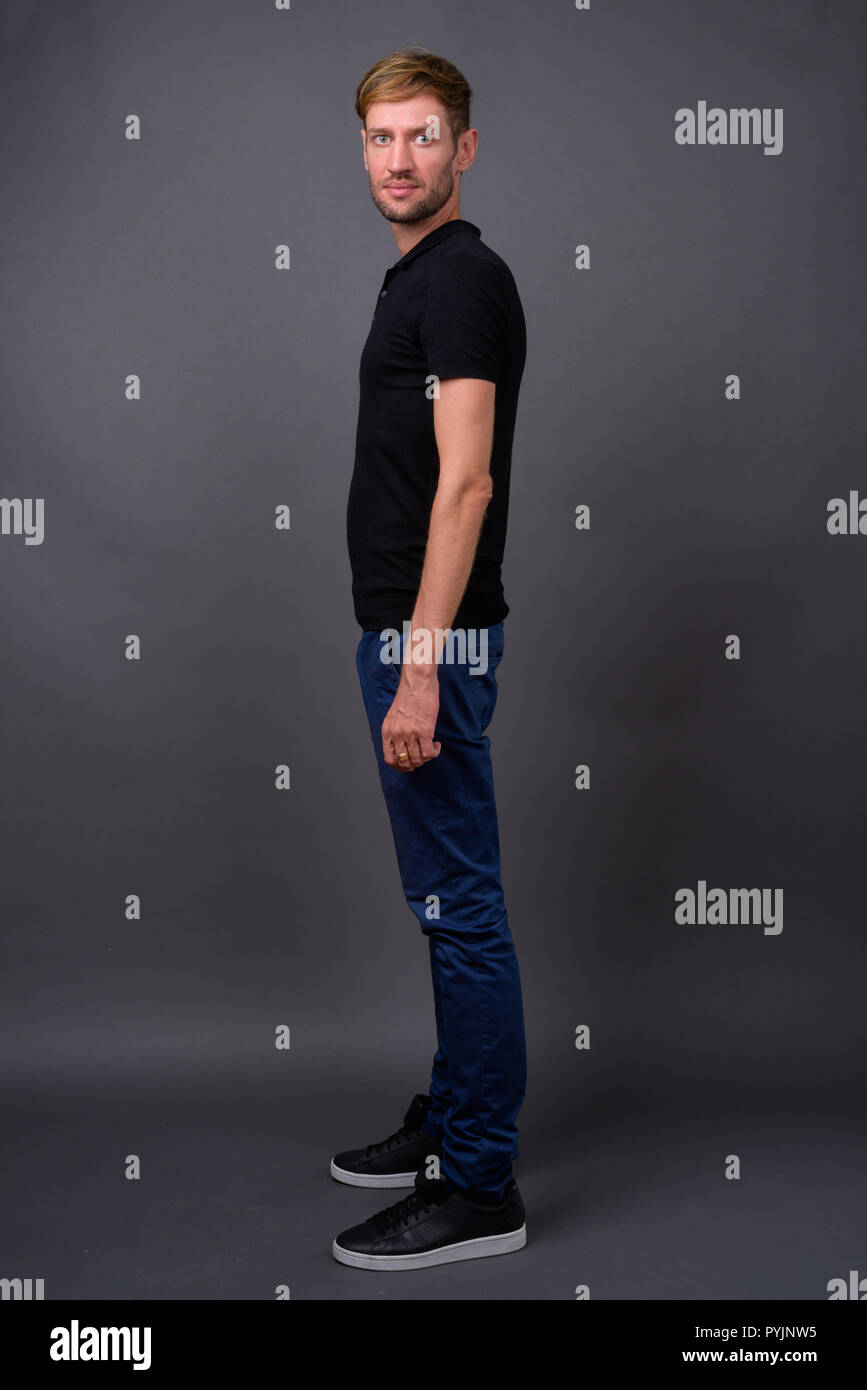 Portrait d'homme barbu blond contre l'arrière-plan gris Banque D'Images