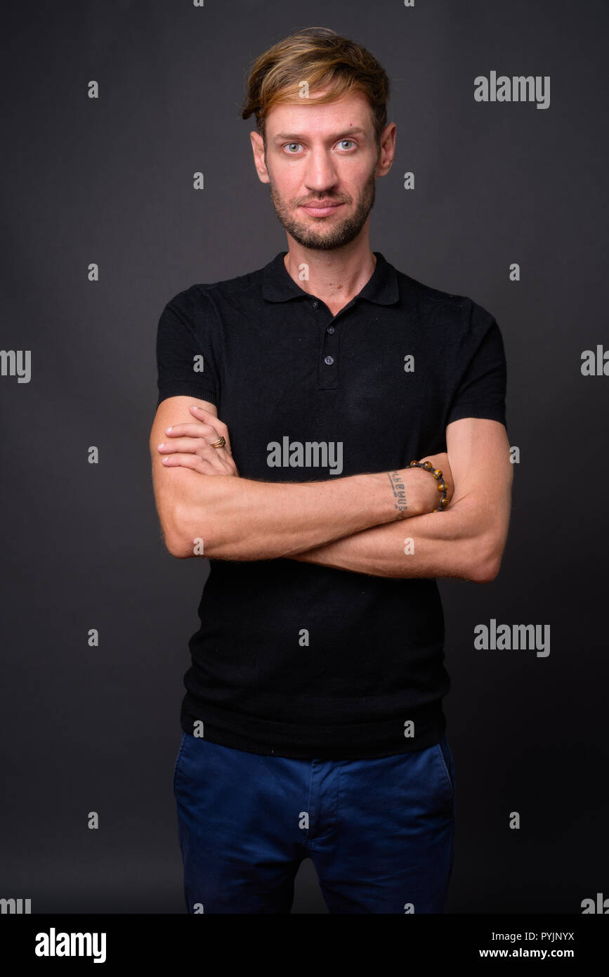 Portrait d'homme barbu blond contre l'arrière-plan gris Banque D'Images