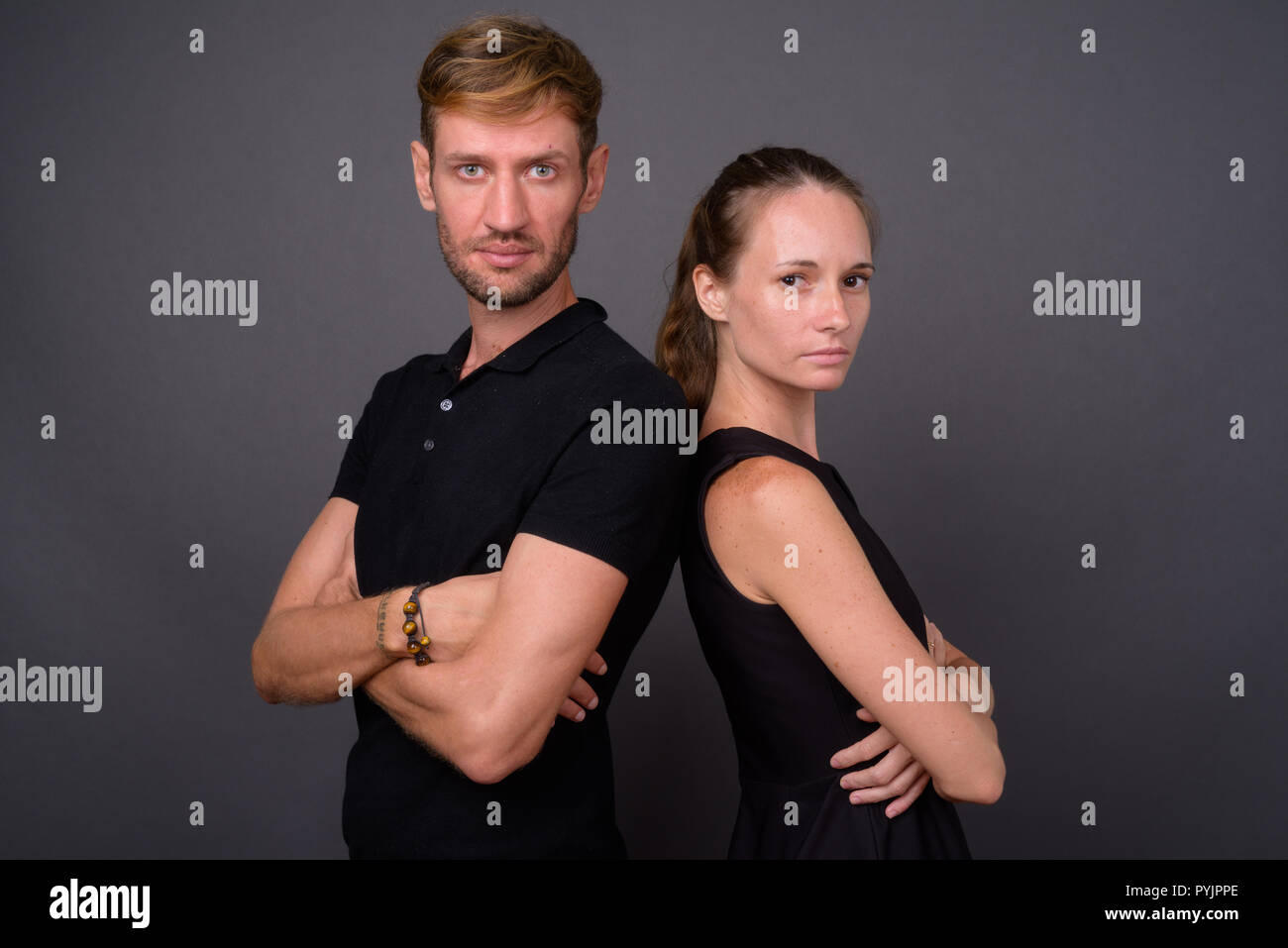 Studio shot of couple ensemble et dans l'amour contre gray backgrou Banque D'Images