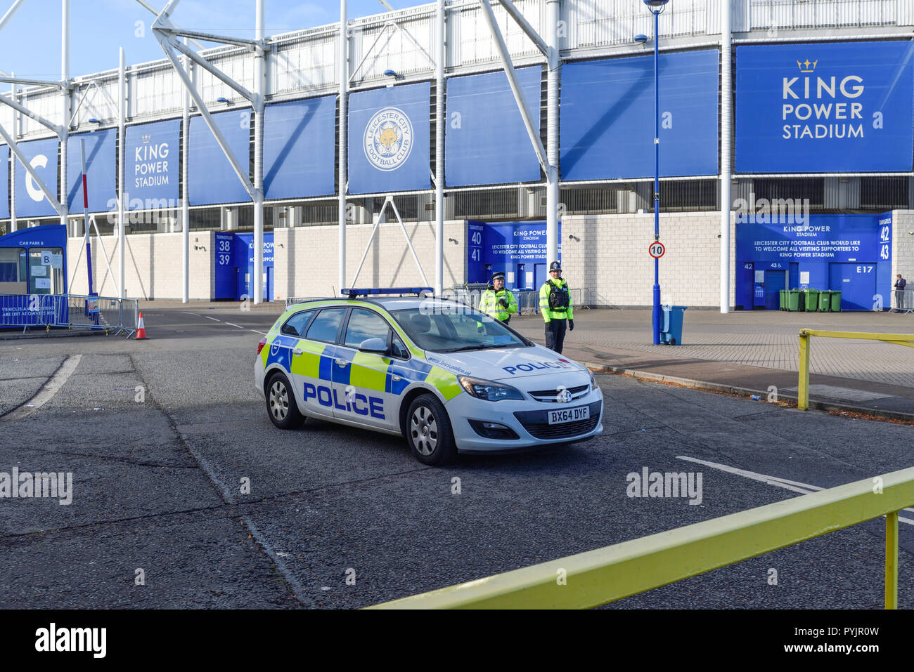 Leicester, UK.28 Octobre 2018 : un flux constant de Leicester City Football Fans et le public en général a été d'arriver à payer ses respects à l'extérieur de la King Power Stadium à la suite d'un accident d'hélicoptère dans le parking des clubs qui s'est passé autour de 20h00 la nuit dernière, ce qui est dit dans des propriétaires du club.Aucune déclaration d'incident ont encore été émis. Crédit : Ian Francis/Alamy Live News Banque D'Images