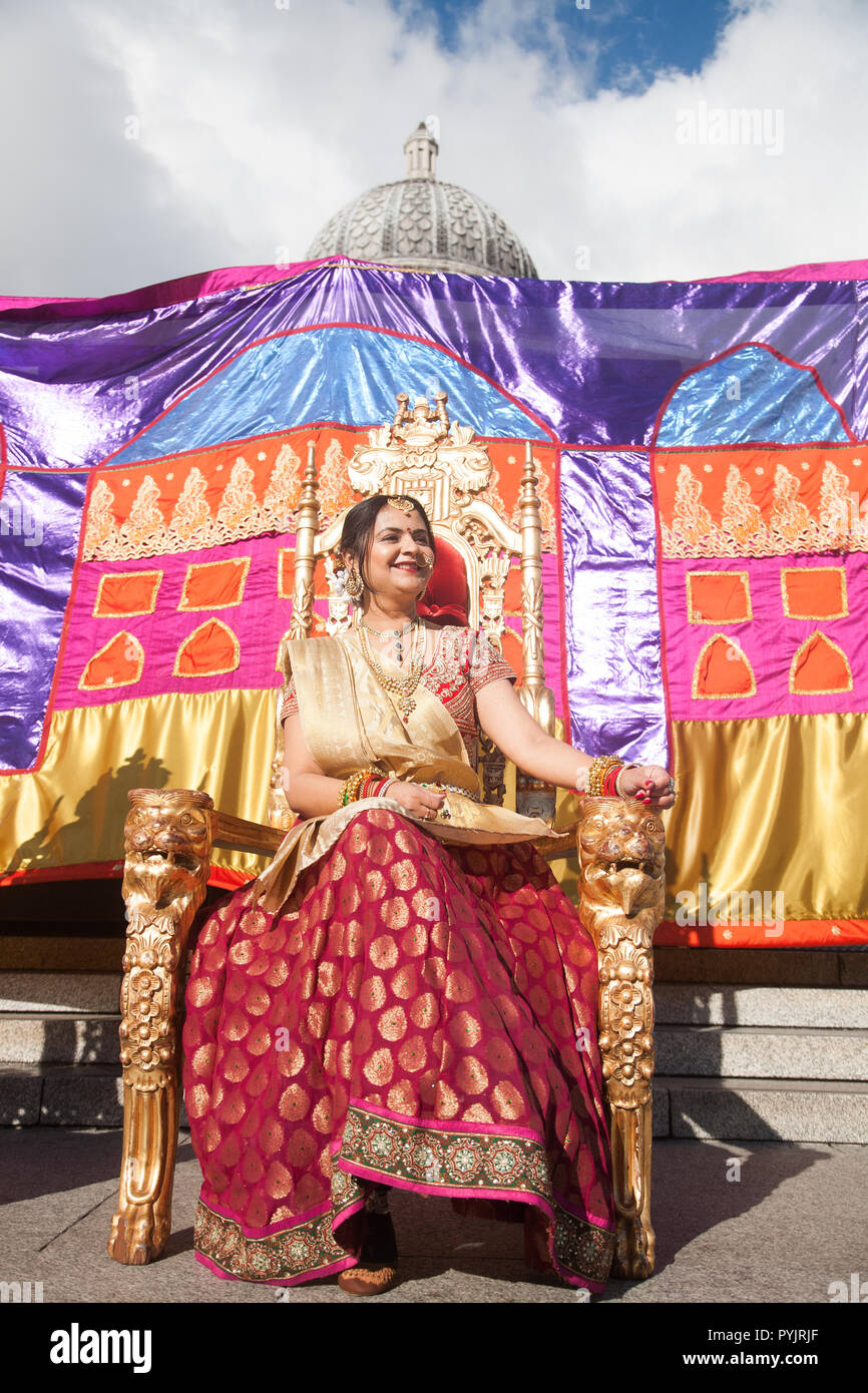 London UK. 28 octobre 2018. Les artistes indiens de la masse Goomar danse en costumes traditionnels posent au festival du Diwali Diwali à Trafalgar Square symbolise traditionnellement la joie, l'amour, de réflexion, de résolution, de pardon, de lumière et de connaissance et représente la victoire du bien sur le mal, et la lumière sur les ténèbres Crédit : amer ghazzal/Alamy Live News Banque D'Images