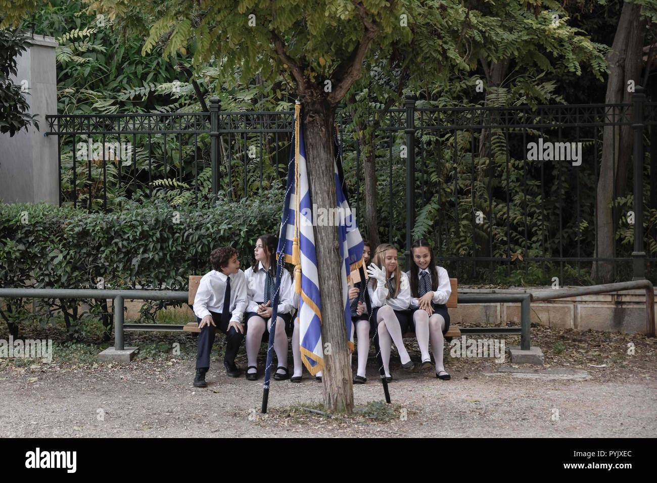 Athènes, Grèce. 28 Oct, 2018. Les étudiants ont vu assis devant le défilé des étudiants au cours des célébrations.Le national ''Oxi (No) 24'' commémore le rejet par le Premier Ministre grec Ioannis Metaxas de l'ultimatum faite par le dictateur italien Benito Mussolini le 28 octobre 1940 au cours de la Seconde Guerre mondiale, et elle est célébrée chaque année par les communautés grecques dans le monde entier, en Grèce et à Chypre. Credit : ZUMA Press, Inc./Alamy Live News Banque D'Images