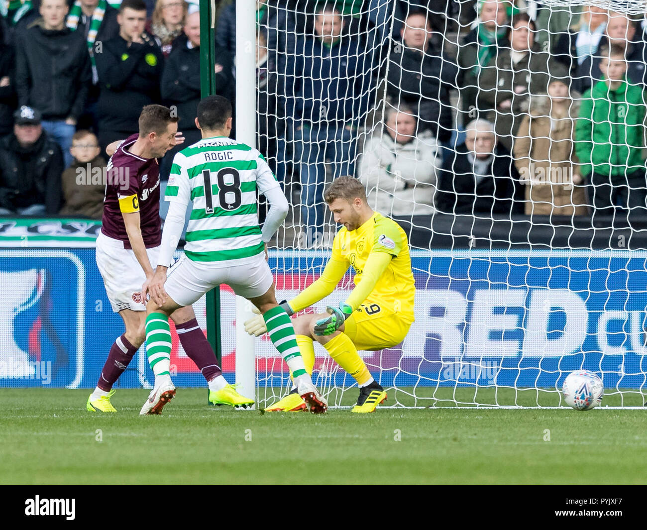 Le stade de Murrayfield, Edinburgh, UK. 28 Oct, 2018. Coupe de la ligue écossaise de football, demi-finale, le Cœur du Midlothian contre Celtic ; l'objectif de Steven MacLean de coeurs objectif, mais il n'est refusé : Action Crédit Plus Sport/Alamy Live News Banque D'Images