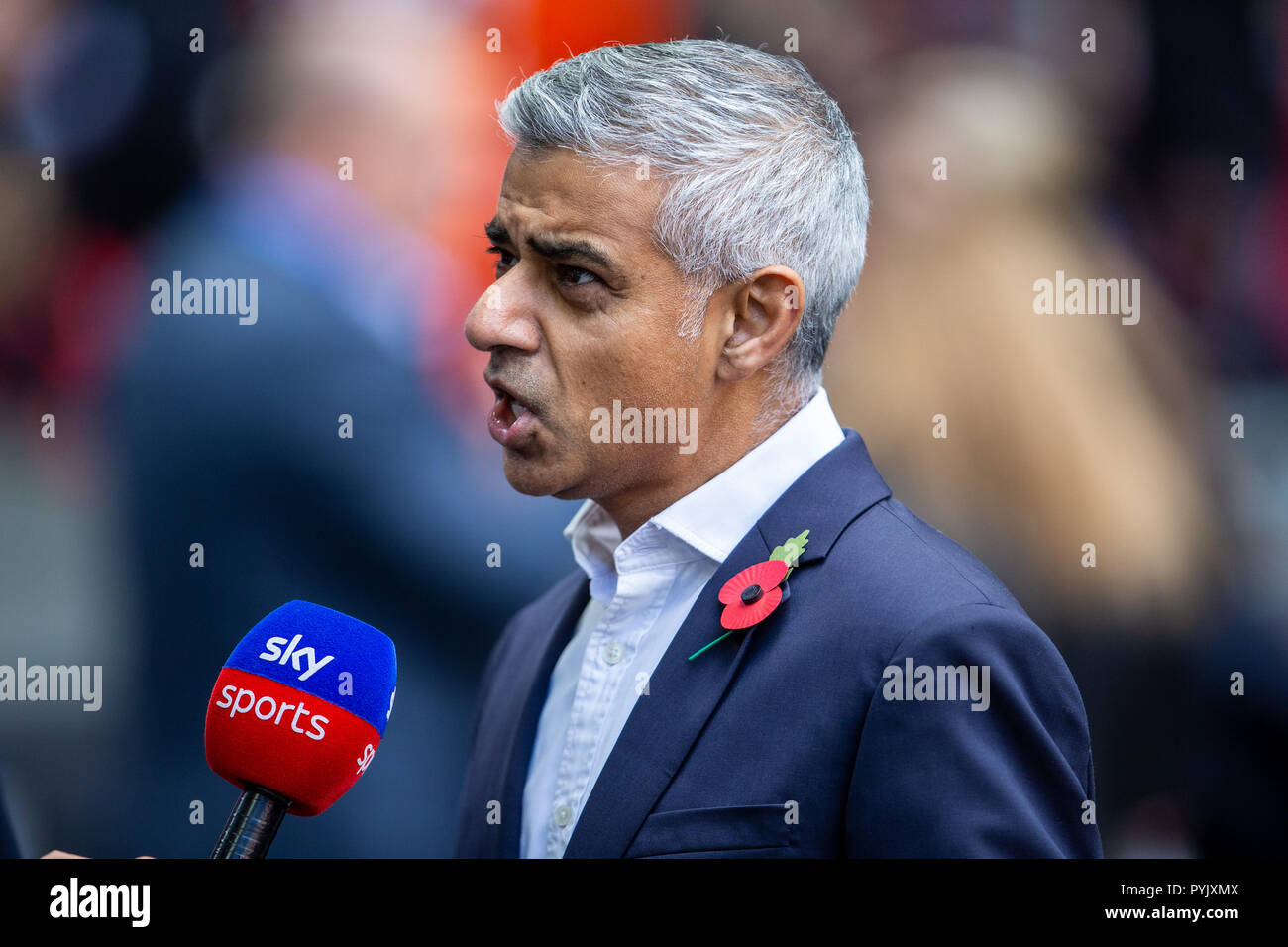 Le stade de Wembley, Londres, Royaume-Uni. 28 Oct, 2018. NFL à Londres, trois jeux, Philadelphia Eagles contre Jacksonville Jaguars ; le maire de Londres Sadiq Khan est interviewé par Sky Sports côté pitch : Action Crédit Plus Sport/Alamy Live News Banque D'Images