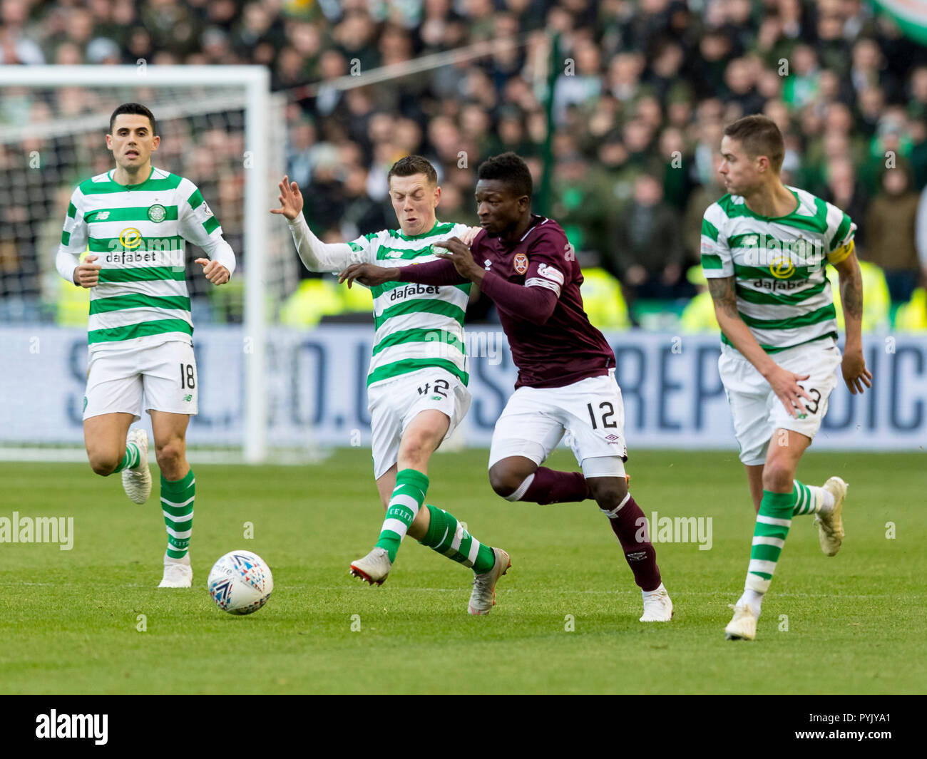 Le stade de Murrayfield, Edinburgh, UK. 28 Oct, 2018. Coupe de la ligue écossaise de football, demi-finale, le Cœur du Midlothian contre Celtic ; Callum McGregor de Celtic s'attaque Danny Amankwaa des coeurs : Action Crédit Plus Sport/Alamy Live News Banque D'Images